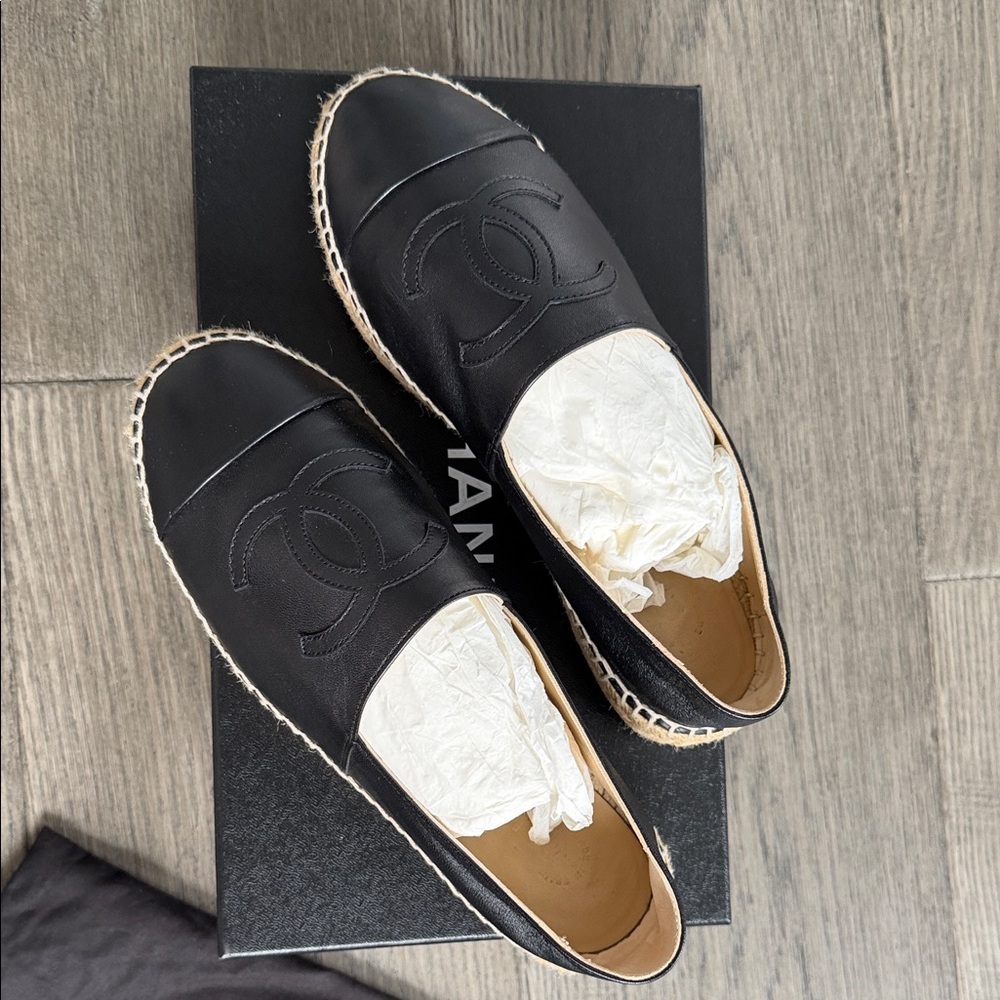 CHANEL Black Leather Espadrille Slip-Ons with Interlocking CC - Picture 4 of 7